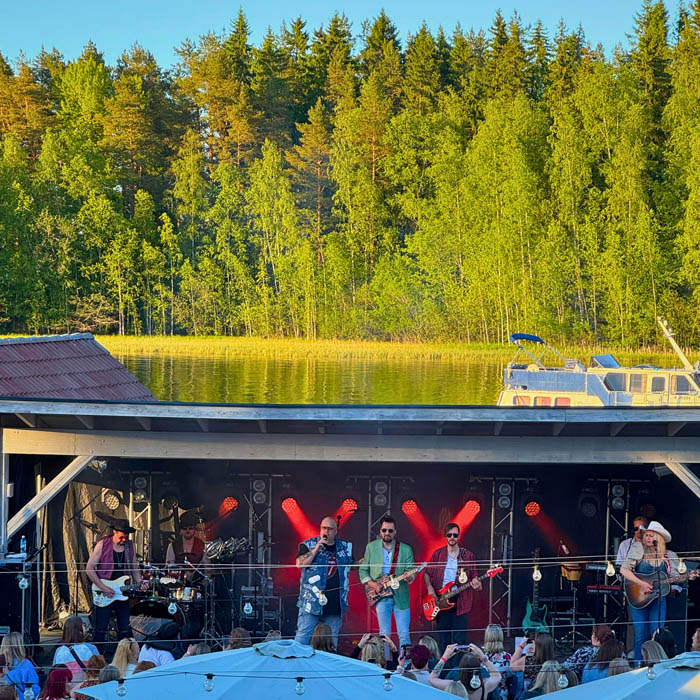Bändi Iisi piisi Oy:n tuottamassa yritystapahtumassa.